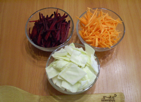 1. Этап. Маринованная капуста со свеклой и морковью: Режем морковь и свеклу тонко соломкой, можете воспользоваться теркой квадратной крупной. Капусту нужно порезать на квадраты.