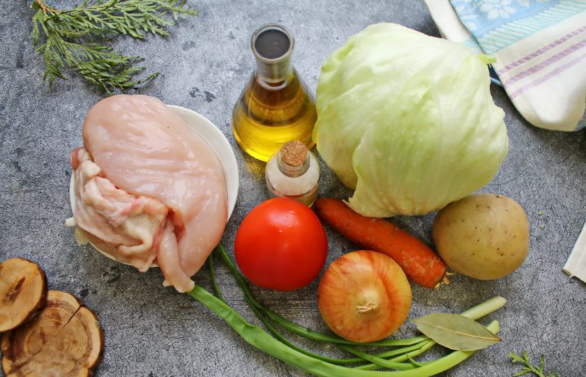 1. Этап. Щи из молодой капусты с курицей: Подготовьте все необходимые ингредиенты для приготовления щей из свежей капусты с курицей. Овощи вымойте и почистите при необходимости.