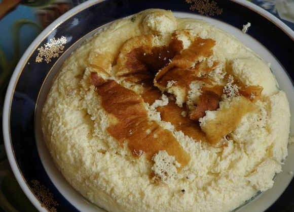 1. Этап. Омлет без молока в мультиварке: 7. Вытаскиваем готовы омлет сразу после тоо, как мультиварка сообщит об окончании приготовления.