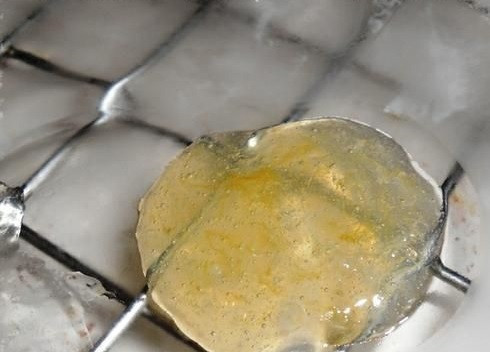 1. Этап. Джем из лимонов: Чтобы проверить, нужной ли консистенции наш джем, загодя поставим в морозилку блюдце. И затем на холодное блюдце выложим ложку джема. Он быстро остывает и, если консистенция вас устраивает, убираем джем с плиты.