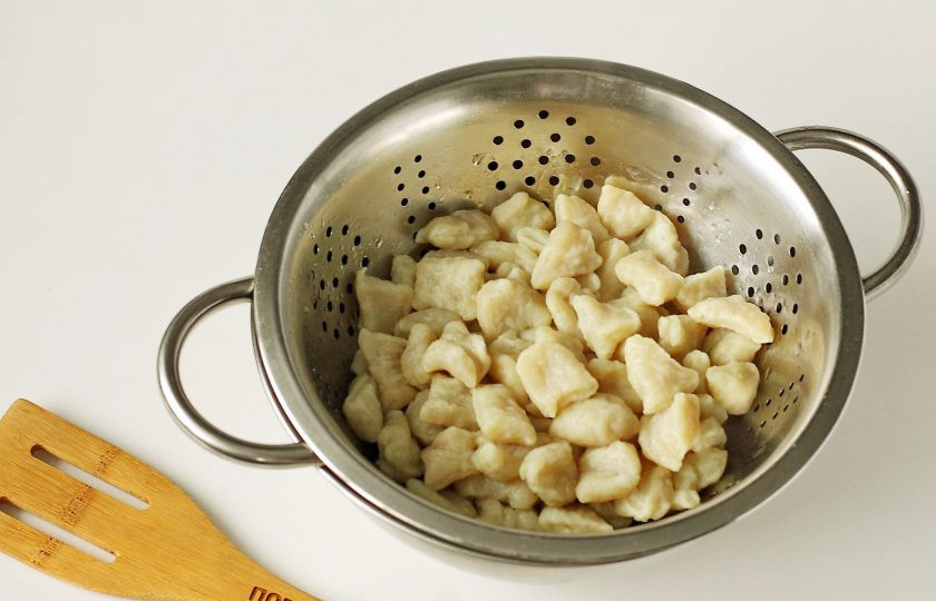 1. Этап. Галушки на сметане: Отварите галушки в подсоленной воде в течение 5-7 минут, а затем откиньте на сито.