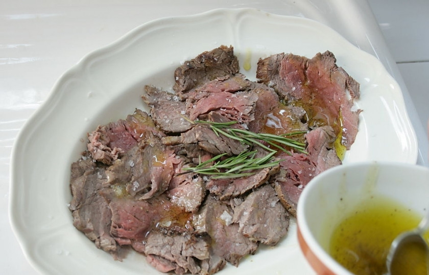 1. Этап. Запеченная говяжья вырезка в духовке: Подавайте говяжью вырезку нарезанную на тонкие ломтики с приготовленным соусом. Приятного аппетита!