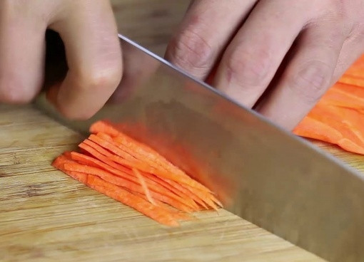 1. Этап. Салат с имбирем для похудения: 1. Помытую и очищенную морковь порежьте длинной соломкой.