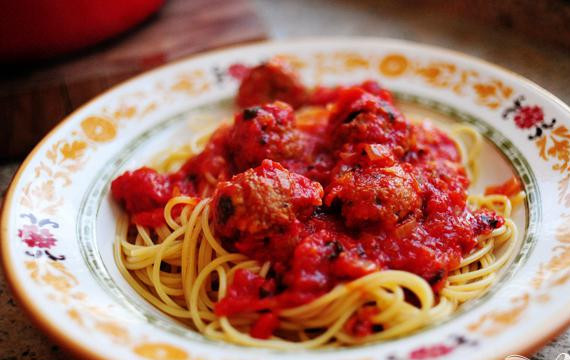 1. Этап. Спагетти с фрикадельками: Отварите спагетти и подавайте к столу вместе с соусом и фрикадельками.