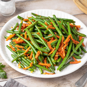 Замороженная стручковая фасоль на сковороде