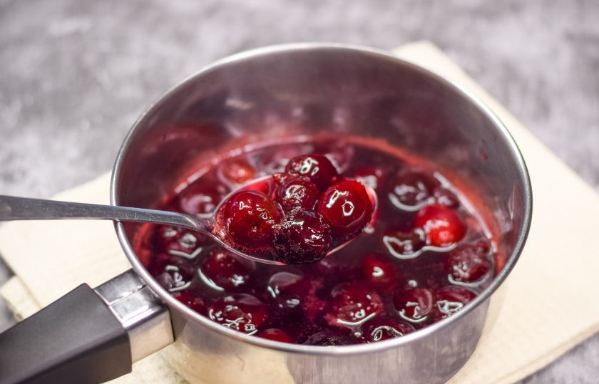 1. Этап. Вишневый десерт: Когда вишня уварится и соус станет густым, снимите сотейник с огня, дайте немного остыть вишне, после чего можно приступать к сбору десерта.