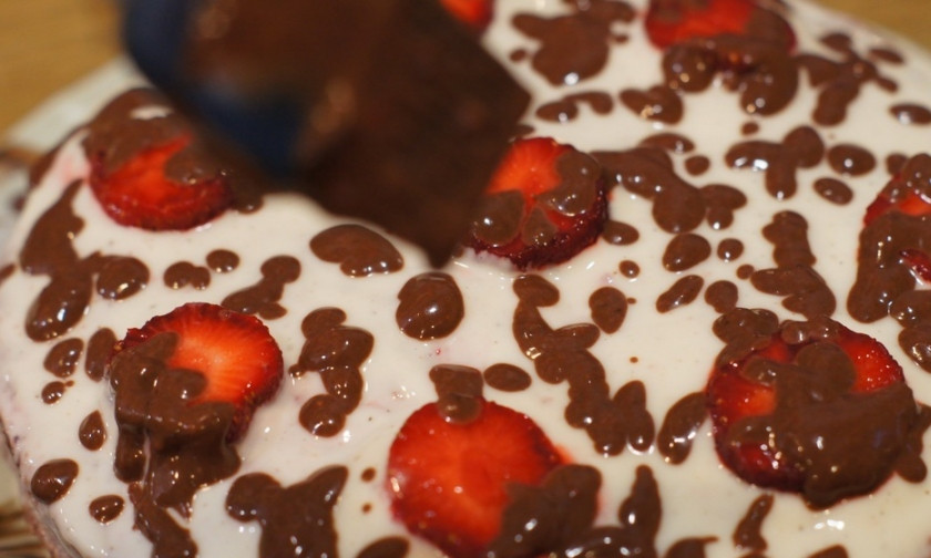 1. Этап. Торт с клубникой в мультиварке: Кстати, тонко нарезанную клубнику и между слоев положить можно. Теперь глазурь: растопите шоколад, смешайте с 30 граммами сметаны, столовой ложкой сахара, перетертой клубникой. Глазурь распределяем по поверхности каплями, а по бокам - сплошным слоем. При желании, готовый торт с клубникой в мультиварке можно отправить в холодильник ненадолго. Вот и все! Приятного аппетита!