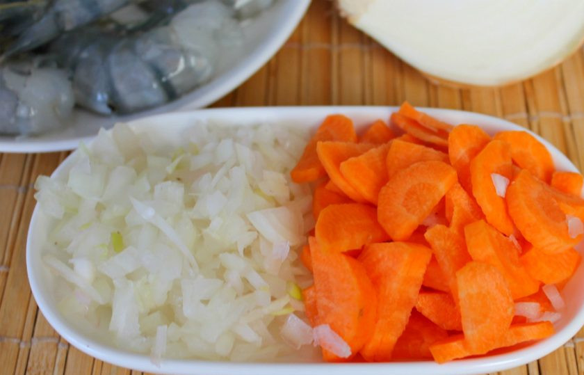 1. Этап. Королевский суп: В кипящий рыбный бульон добавляем нарзанный лук и морковь.