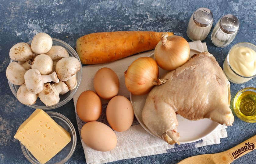 1. Этап. Слоеный салат с окорочком: Подготовьте все ингредиенты. Окорочок заранее отварите в подсоленной воде. Яйца сварите вкрутую.