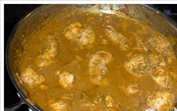 1. Этап. Классическое куриное карри: Добавьте 1/2 стакана воды и кокосовое молоко, перемешайте.