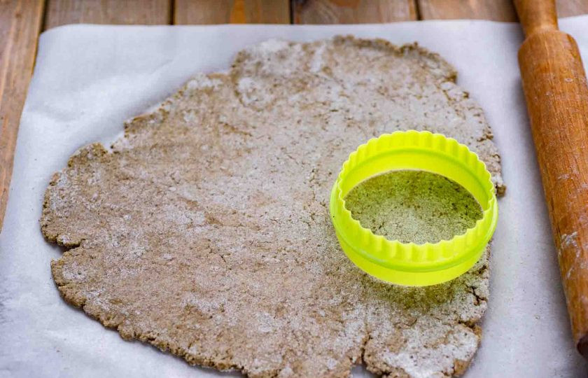 1. Этап. Ржаные лепешки на кефире: Рабочую поверхность присыпьте ржаной мукой и раскатайте скалкой ржаное тесто на кефире в пласт толщиной примерно в 0,5 см.