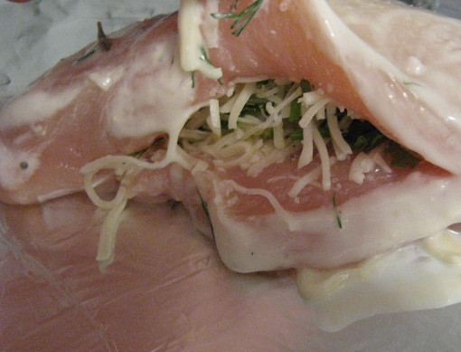 1. Этап. Куриная грудка, фаршированная моцареллой: Начините кармашек полученной начинкой, саму грудку смажьте майонезом.