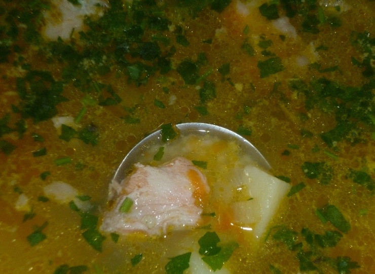 1. Этап. Уха с пшеном и картошкой: Зелень промойте, отрежьте стебли (твердую часть), а листики порубите ножом. За пару минут до готовности добавьте в суп зелень, дайте ему закипеть — и выключите огонь. Дайте супу настояться, а потом можете подавать его к столу.