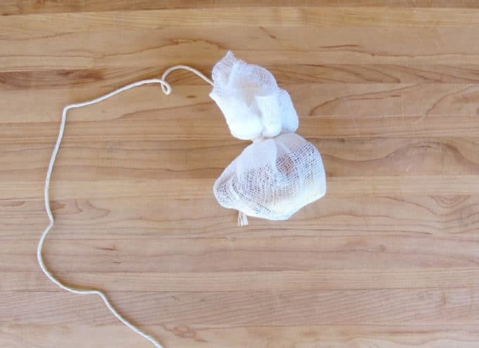 1. Этап. Пряное инжирное варенье: 1. В небольшую марлю или бинт выложите имбирь, перец, горчицу и корицу. Мешочек перевяжите.