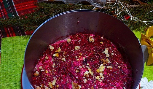 1. Этап. Слоёный салат Рождественское небо: Сверху выложить остатки свёклы и орехи, уплотнить и убрать в холодильник на 2-4 часа.