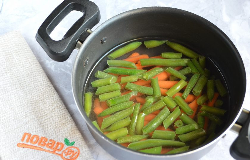 1. Этап. Салат с копченой сельдью: 2. Залейте кипятком, положите щепотку соли и варите 10 минут. Этого времени достаточно для варки тонко порезанной моркови и фасоли. Готовые овощи откиньте на дуршлаг, чтобы стекла вся жидкость.