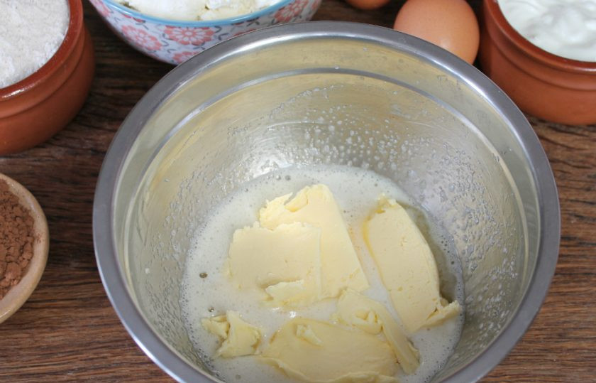 1. Этап. Тертый шоколадный пирог с творогом: Добавляем мягкое сливочное масло и все перемешиваем.