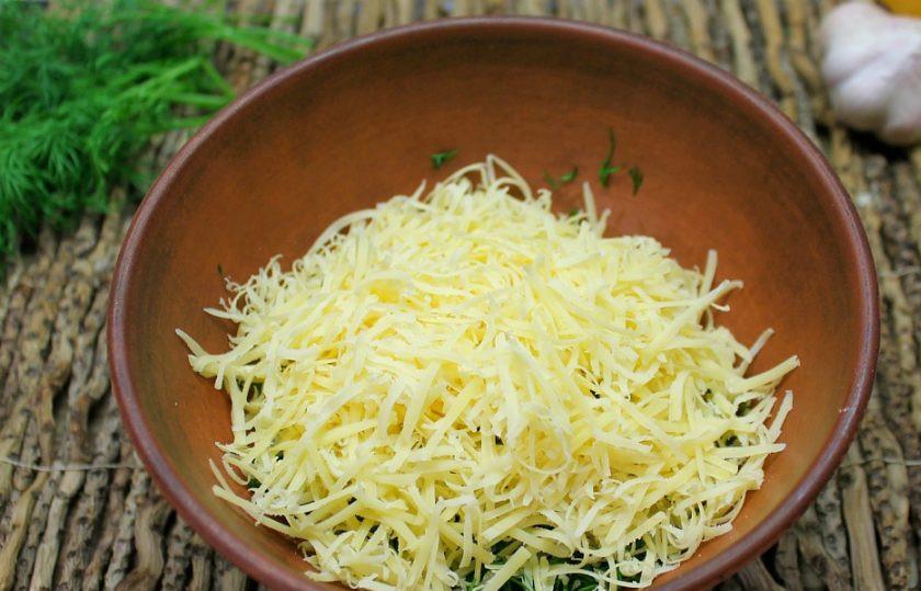 1. Этап. Пшеничные котлеты: 5. Тертый сыр добавляем к остальным ингредиентам. Немного сыра оставим, чтобы посыпать готовые горячие котлеты.