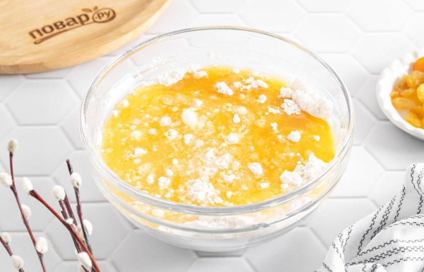 1. Этап. Кулич из рисовой муки: Следом влейте апельсиновый сок.