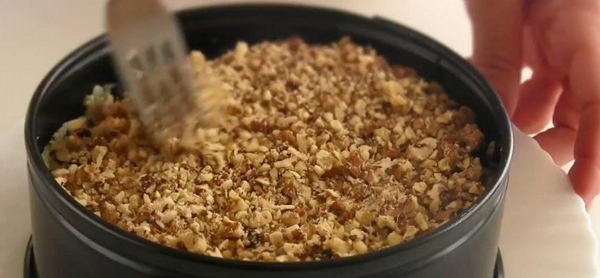 1. Этап. Салат на Новый год Принцесса: 3. Сверху выложите натертые на крупной терке огурцы (тоже отожмите с них жидкость) и полейте майонезом. Затем выложите тертые на крупной терке отварные яйца, майонез, измельченный чернослив и рубленые грецкие орехи.