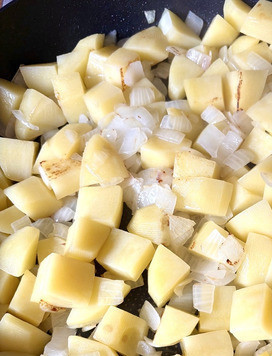 1. Этап. Рагу Жёлтое: На 1 ст. ложке растительного масла обжарить лук и картофель около пяти минут.