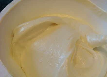 1. Этап. Бисквитные рулеты с начинкой: 2. Выложите треть белков к желткам, перемешайте аккуратно, а затем добавьте остальное. Старайтесь перемешивать так, чтобы тесто оставалось воздушным.