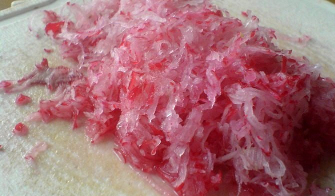 1. Этап. Ризотто весеннее с редисом: Пока готовится рис, мы трем на на мелкой терке редис.