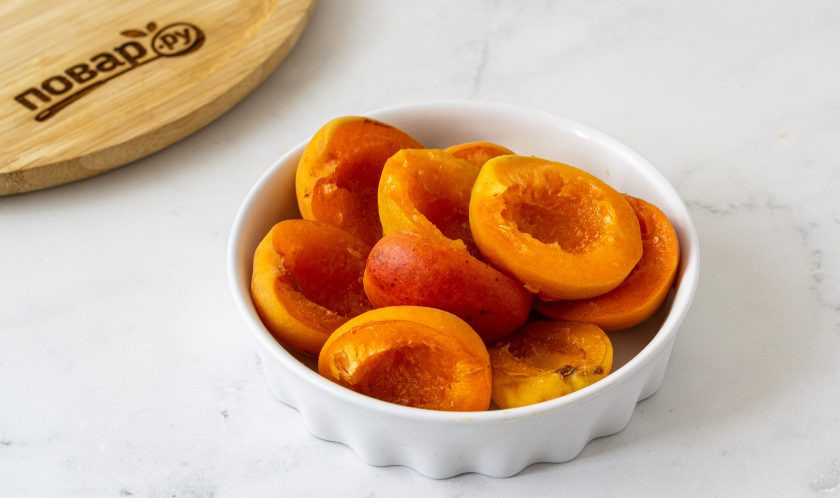 1. Этап. Варенье из абрикосов с грушами: Абрикосы помойте, разделите и удалите косточки. По желанию половинки можно нарезать кубиками, если хотите более однородную консистенцию варенья.