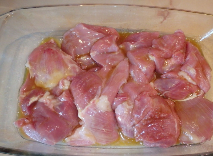 1. Этап. Филе индейки кусочками: Режем филе крупными кусками, маринуем в горчице и меде. Добавляем специи.