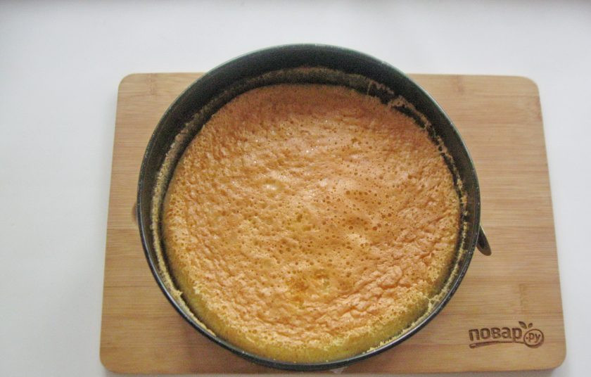 1. Этап. Японский заварной бисквит: Выпекайте бисквит на водяной бане в духовке при температуре 160-170 градусов 60-70 минут.