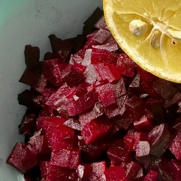 1. Этап. Борщ. Два пути: Нарезаю кубиком (брусочком тоже можно) и сдабриваю свёклу соком лимона. Это и для цвета, и для вкуса борща будет полезно.