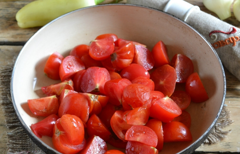 1. Этап. Лук в томатной заливке на зиму: Если вы берете небольшие помидоры, то разрежьте их на четыре части, помидоры покрупнее - на восемь и сложите в сковороду. Добавьте соль, сахар и тушите на медленном огне под закрытой крышкой 20 минут, периодически помешивая, чтобы не пригорело. В конце добавьте ложку уксуса, прогрейте и снимайте с огня.