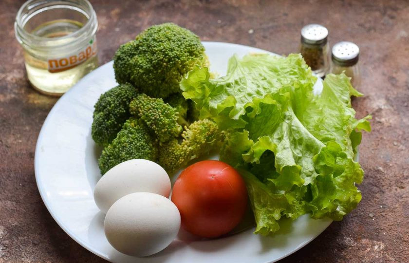 1. Этап. Салат из брокколи с яйцом и помидорами: Подготовьте ингредиенты.