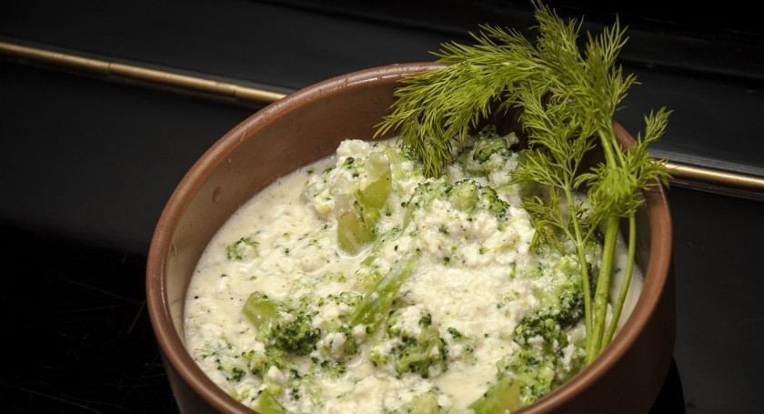 1. Этап. Брокколи с сыром в горшочке: 4. В духовке, разогретой до 200 градусов, держим буквально 10-15 минут, и блюдо можно украшать зеленью и подавать к столу!