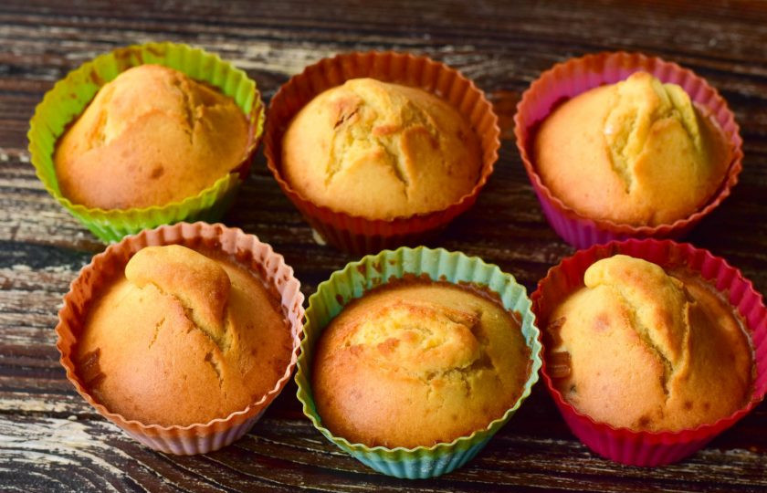 1. Этап. Сливочные капкейки: Отправьте их в разогретую до 190 градусов духовку на 30 минут.