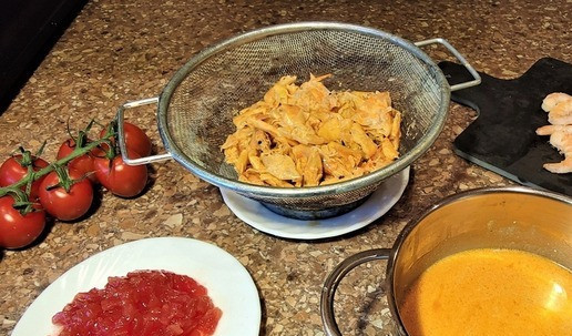 1. Этап. Птитим с креветками: Процедить соус от шкурок. Помидоры отделить от шкурки, мякоть, порезать кубиком