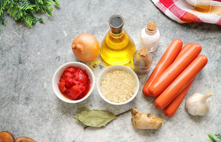 1. Этап. Сосиски в томатном соусе с рисом: Подготовьте все необходимые ингредиенты для приготовления сосисок в томатном соусе. Сосиски очистите от пленочной оболочки.