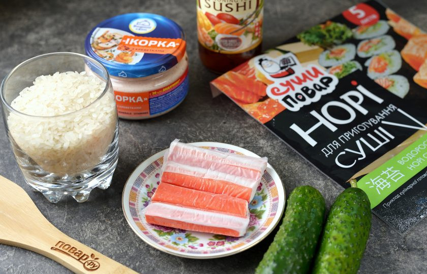 1. Этап. Роллы с икрой мойвы: Подготовьте все ингредиенты. Крабовые палочки заранее разморозьте, помойте и обсушите огурцы.