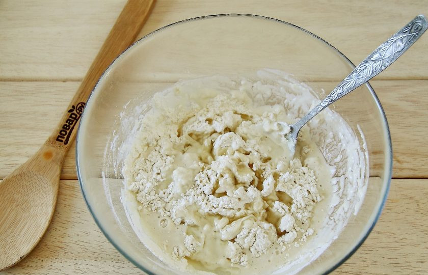 1. Этап. Лепешки на мангале: Затем добавьте примерно половину порции муки и оливковое масло.