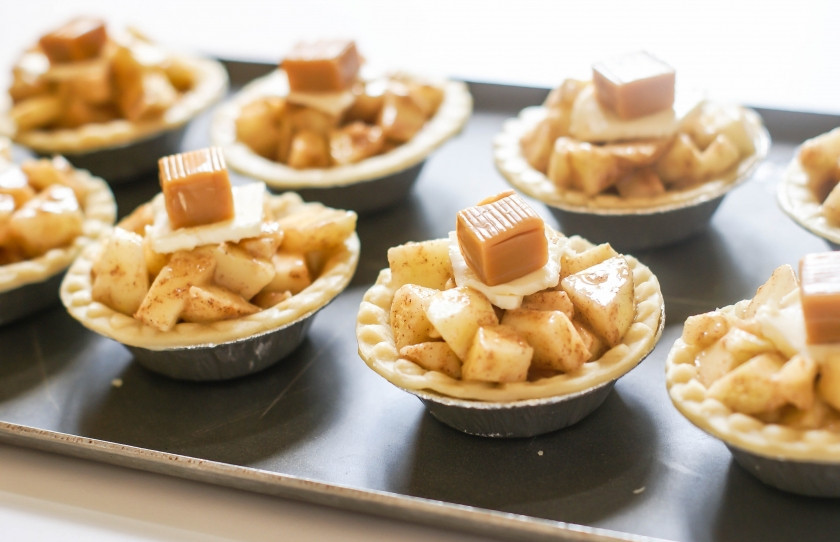 1. Этап. Тарталетки с яблоками: Заполните тарталетки яблоками, добавьте сверху ломтик сливочного масла и ириску. Отправьте в предварительно разогретую до 220 градусов духовку на полчаса примерно.