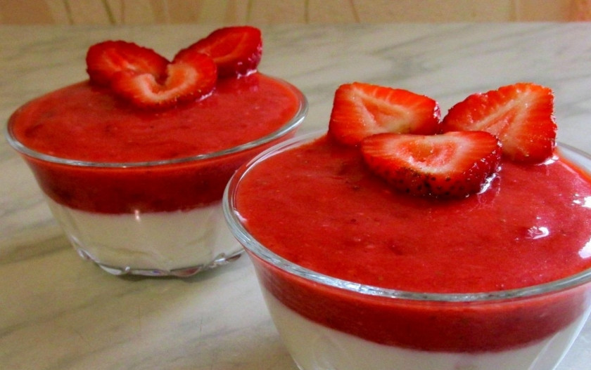 1. Этап. Диетический десерт из клубники: 3. В прозрачную форму выкладываю взбитую творожную массу ровным слоем, далее заливаю творожный слой клубничной массой, не перемешиваю их между собой, украшаю целыми ягодками и отправляю на 15-30 минут в холодильник. Приятного аппетита!