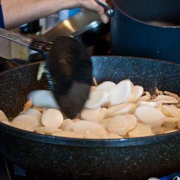 1. Этап. Нянь-Гао: Выложить в сковороду рисовые лепешки.