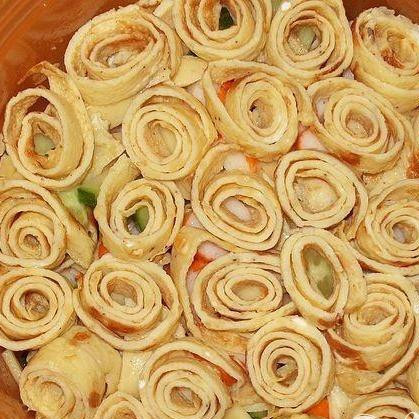 1. Этап. Салат из говядины с омлетом: 5. Салат заправляем майонезом, по вкусу солим и перчим, а сверху красиво укладываем нарезанный порциями омлет.