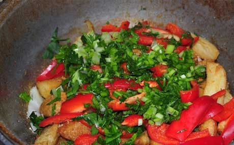 1. Этап. Жареная картошка с болгарским перцем: Добавить зелень и перец к картошке и жарить еще 5-7 минут. Посолить. Приятного аппетита!