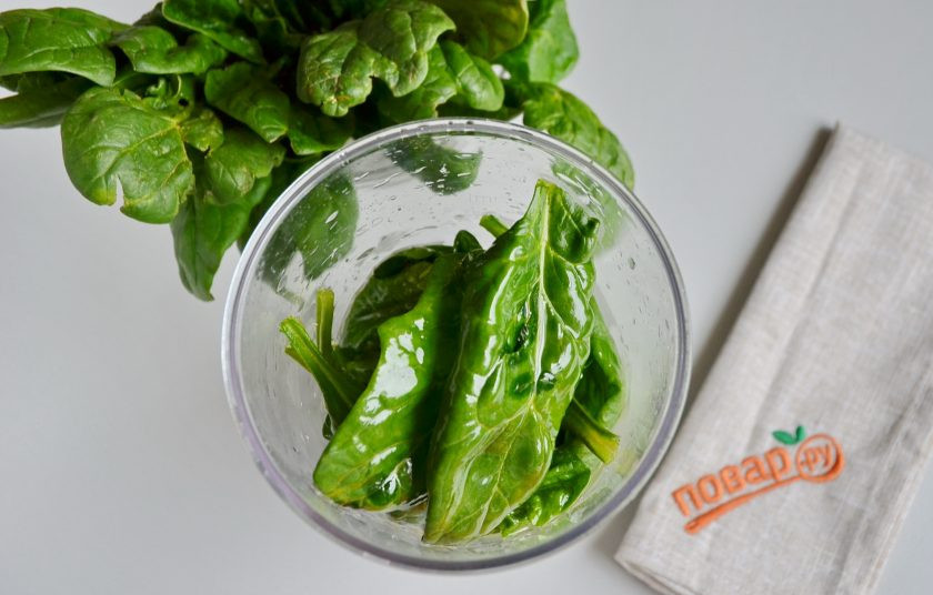 1. Этап. Новогодний торт Лесной мох: Переберите и вымойте шпинат, часть листочков положите в высокую чашу, влейте растительное масло и пюрируйте зелень. Постепенно добавляйте листочки, пока весь шпинат не превратится в пюре.