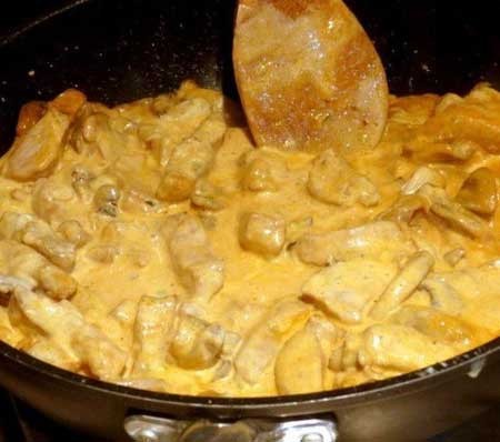 1. Stage. Stroganoff pork: Add sour cream, cream, bring to a boil, season to taste and simmer for another 5 minutes.