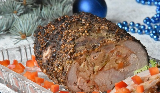 1. Этап. Рулет из индейки с беконом: После запекания дайте рулету слегка остыть, после чего его будет удобно нарезать тонкими ломтиками.