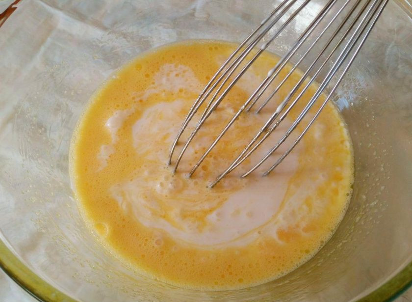 1. Этап. Кокосовый пирог со сливочной пропиткой: Влейте в яичную массу кефир и хорошо перемешайте венчиком.