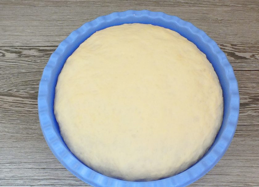 1. Этап. Бабушкины булочки: По истечение времени сделайте обминку, опять округлите, накройте полотенцем и оставьте еще на 1 час.