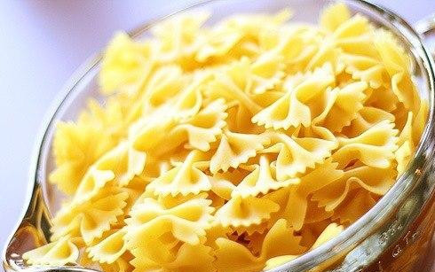 1. Этап. Куриный Альфредо: Грудку отварить. Бульон оставить для приготовления пасты и соуса Альфредо. Пасту нужно отварить в курином бульоне (как обычно), подсолив его.